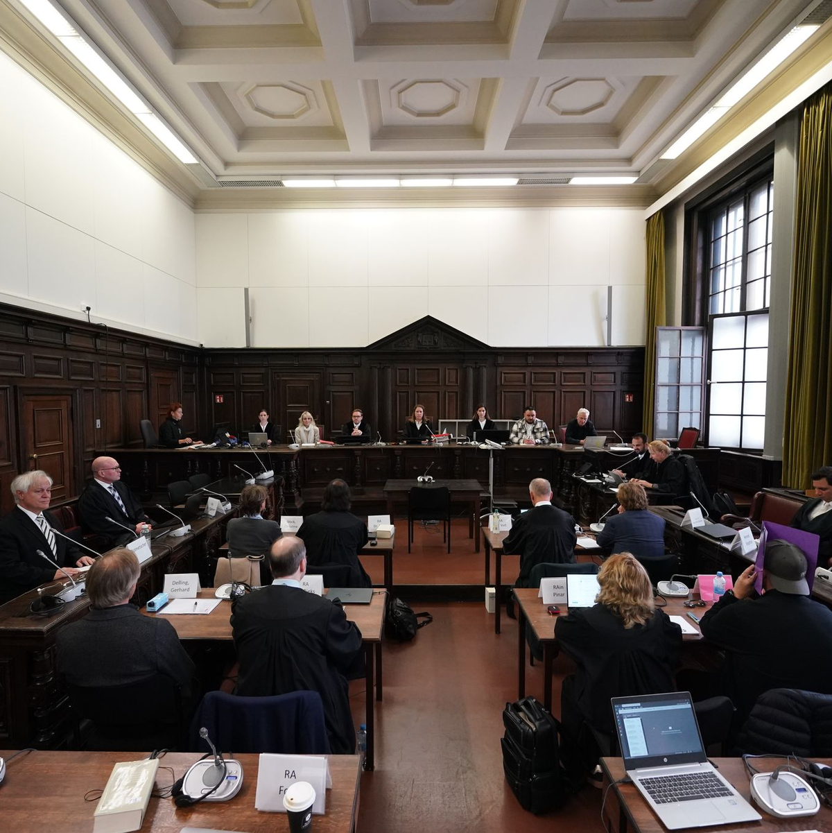 Der ehemalige Fernsehmoderator Gerhard Delling hat nach Aussage eines Zeugen angeboten, die Kinder von Glücksburg nach Hamburg zu fahren.  - Foto: Marcus Brandt/dpa/dpa Pool