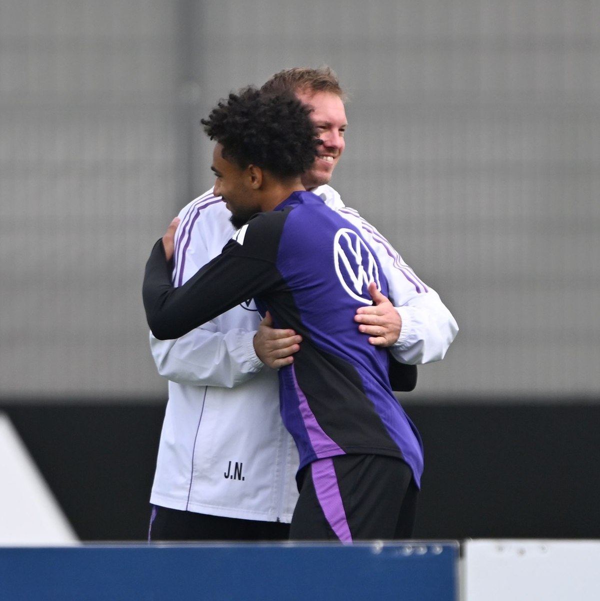 Bundestrainer Julian Nagelsmann begrüßt den nachnominierten Stürmer Kevin Schade auf dem Trainingsplatz.  - Foto: Federico Gambarini/dpa
