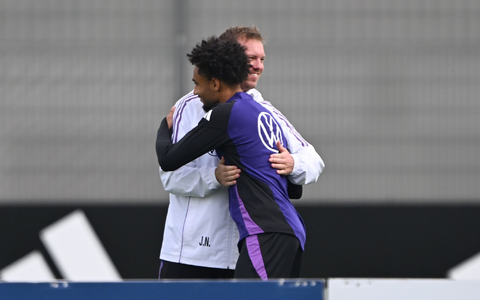 Bundestrainer Julian Nagelsmann begrüßt den nachnominierten Kevin Schade.  - Foto: Federico Gambarini/dpa