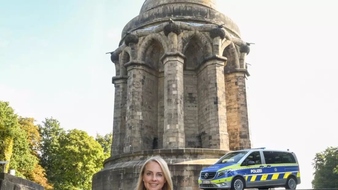 POL-LIP: Detmold. Bürgernähe und Präsenz rund ums Hermannsdenkmal: Neue Bezirksdienstbeamtin für Detmold. - Bild: presseportal.de