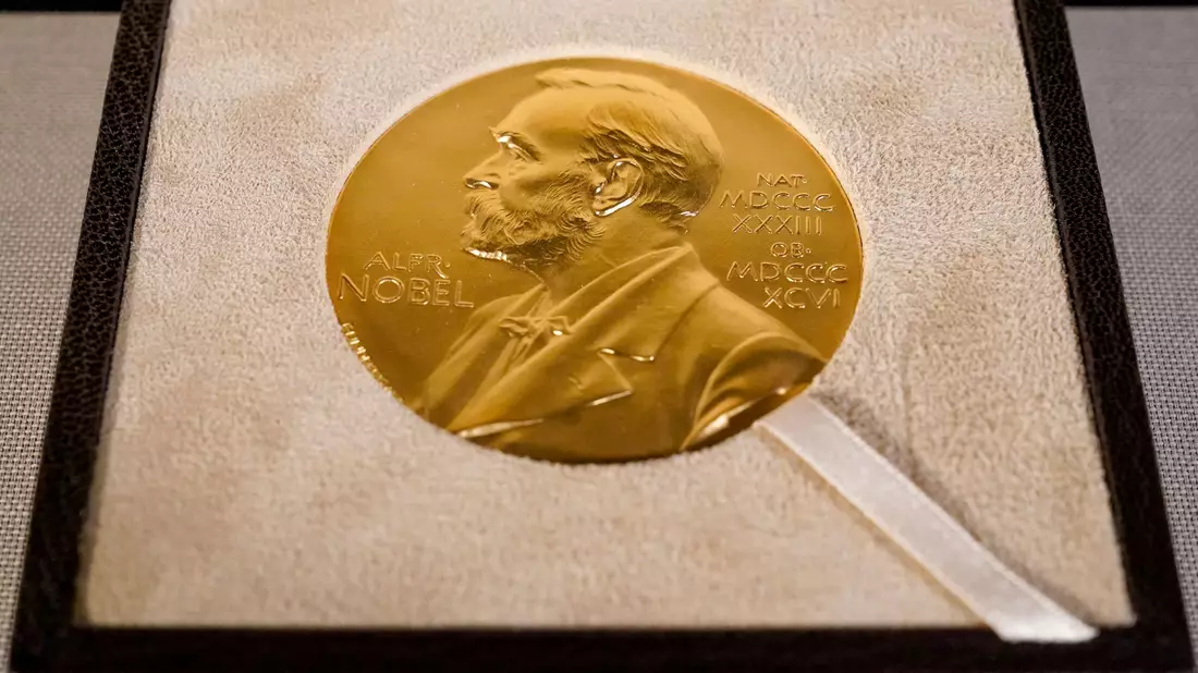 Die Vorderseiten der Nobel-Medaillen - hier für Medizin - zeigen den Stifter Alfred Nobel. (Archivbild) - Bild: Mary Altaffer/Pool AP/dpa