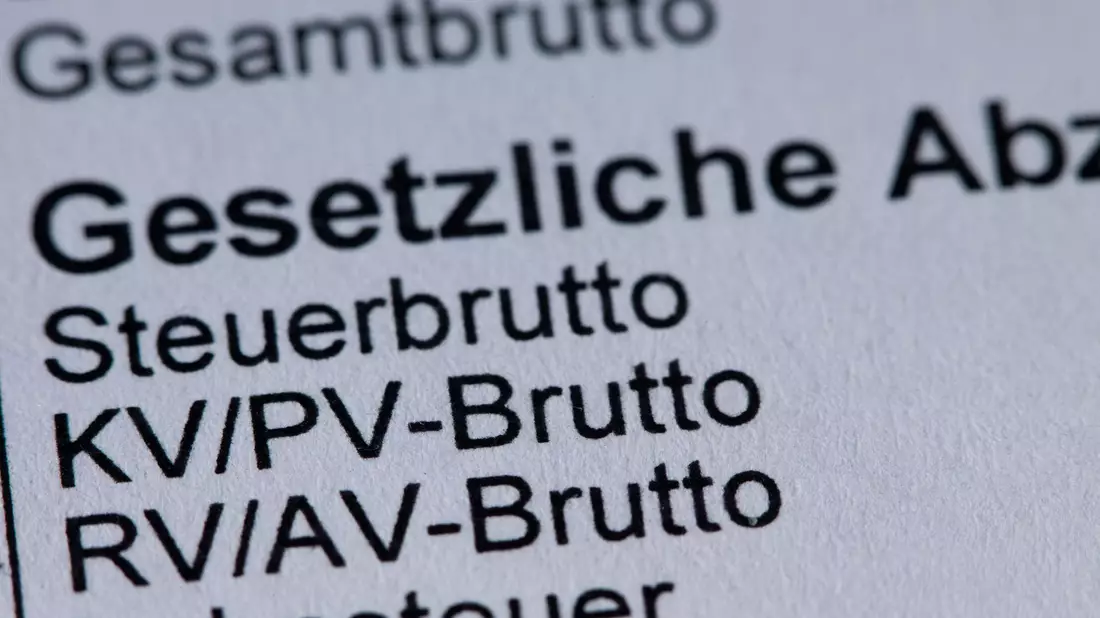 Die Beitragsbemessungsgrenze für die Krankenversicherung soll auf 5.812,50 Euro steigen. (Illustration)   - Bild: Jens Büttner/dpa