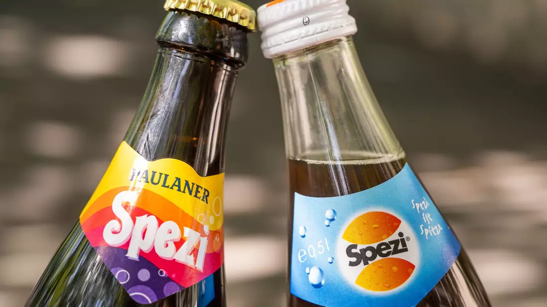 Spezi von Paulaner und Riegele. Eine Einigung der Brauereien ebnet Paulaner den Weg ins Ausland. (Illustration) - Bild: Peter Kneffel/dpa