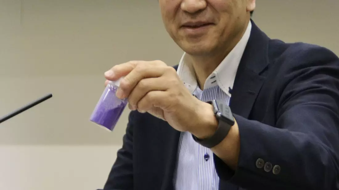 Kitagawa, Professor an der Universität Kyoto, hier mit einer Probe eines von ihm entwickelten porösen Materials.  - Bild: Uncredited/Kyodo News/dpa
