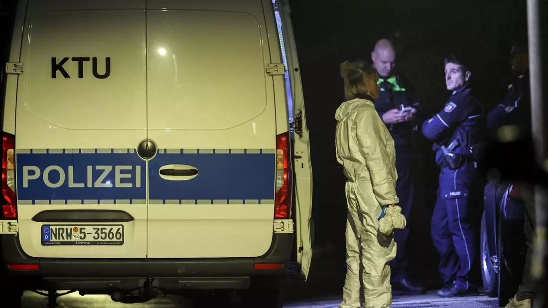 Die Spurensicherung war bis Dienstag am späteren Abend vor Ort. - Bild: Christoph Reichwein/dpa