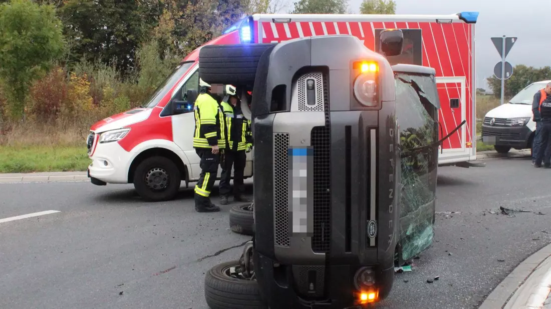 POL-DN: Zwei Verletzte und hoher Sachschaden bei Unfall im Kreisverkehr - Bild: presseportal.de
