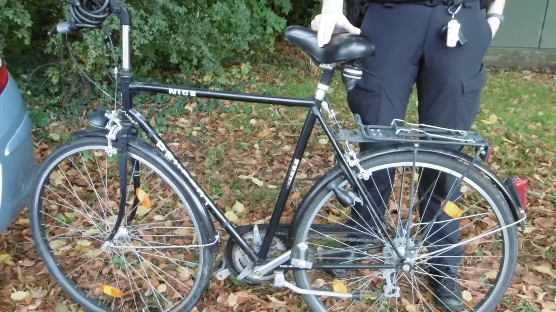 POL-DEL: Landkreis Oldenburg: Zusammenstoß zwischen Fahrrad und geparktem Auto in Hude +++ Zeugenaufruf - Bild: presseportal.de