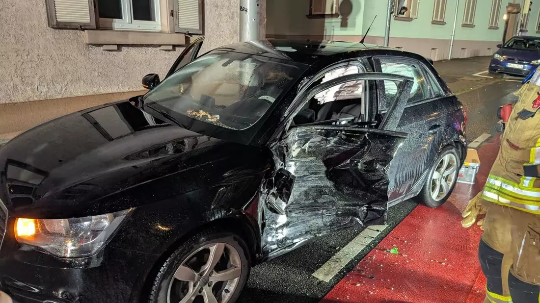 FW Weinheim: Verkehrsunfall mit Straßenbahn sorgt für Feuerwehreinsatz in der Mannheimer Straße - Bild: presseportal.de