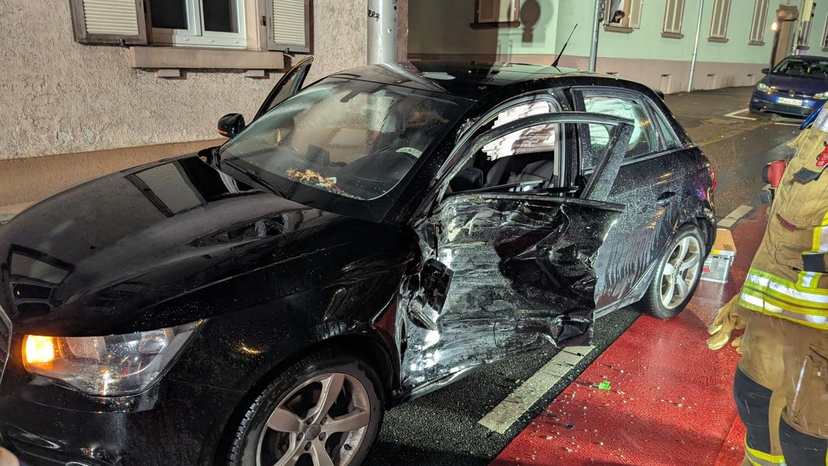 FW Weinheim: Verkehrsunfall mit Straßenbahn sorgt für Feuerwehreinsatz in der Mannheimer Straße - Foto: presseportal.de