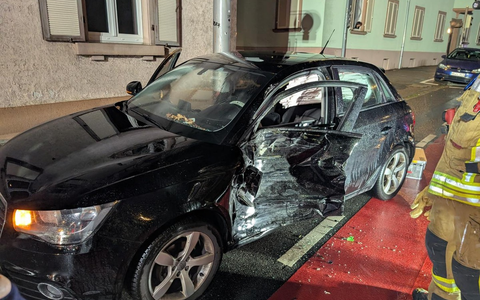 FW Weinheim: Verkehrsunfall mit Straßenbahn sorgt für Feuerwehreinsatz in der Mannheimer Straße - Foto: presseportal.de