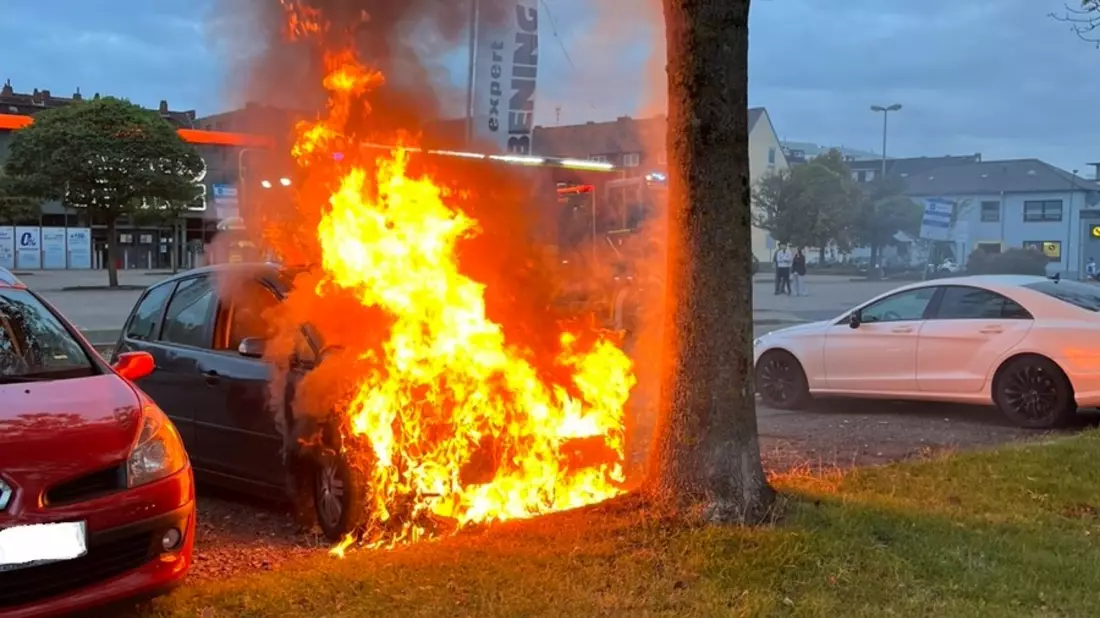 FW Bremerhaven: Motorraum in Vollbrand - Bild: presseportal.de