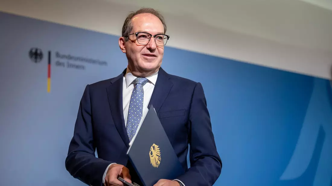 Bundesinnenminister Alexander Dobrindt nennt das neue Bundespolizeigesetz einen großen Wurf und kündigt den zügigen Aufbau neuer Strukturen zur Drohnenabwehr an.  - Bild: Michael Kappeler/dpa