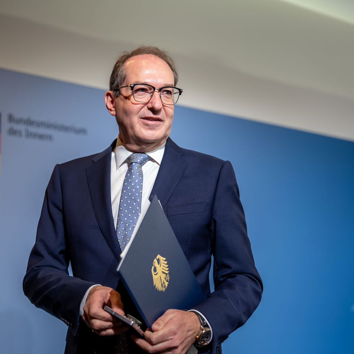 Bundesinnenminister Alexander Dobrindt nennt das neue Bundespolizeigesetz einen großen Wurf und kündigt den zügigen Aufbau neuer Strukturen zur Drohnenabwehr an.  - Foto: Michael Kappeler/dpa