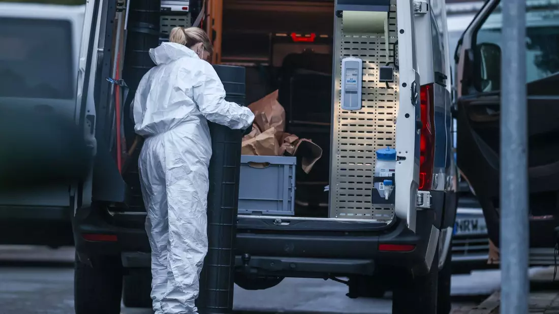 Spurensicherung nach Angriff auf designierte Bürgermeisterin von Herdecke  - Bild: Christoph Reichwein/dpa