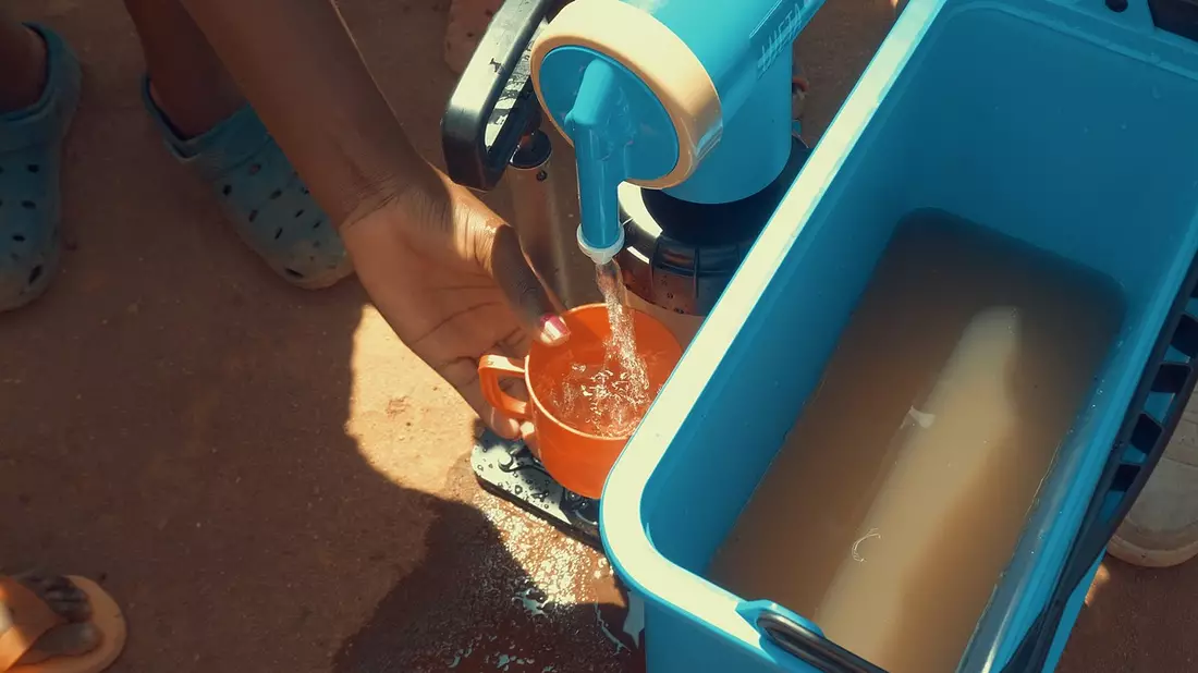 Die kleinste Wasseraufbereitungsanlage der Welt: Wie Drita Schneider mit UJETA sauberes Trinkwasser überall möglich macht - Bild: presseportal.de