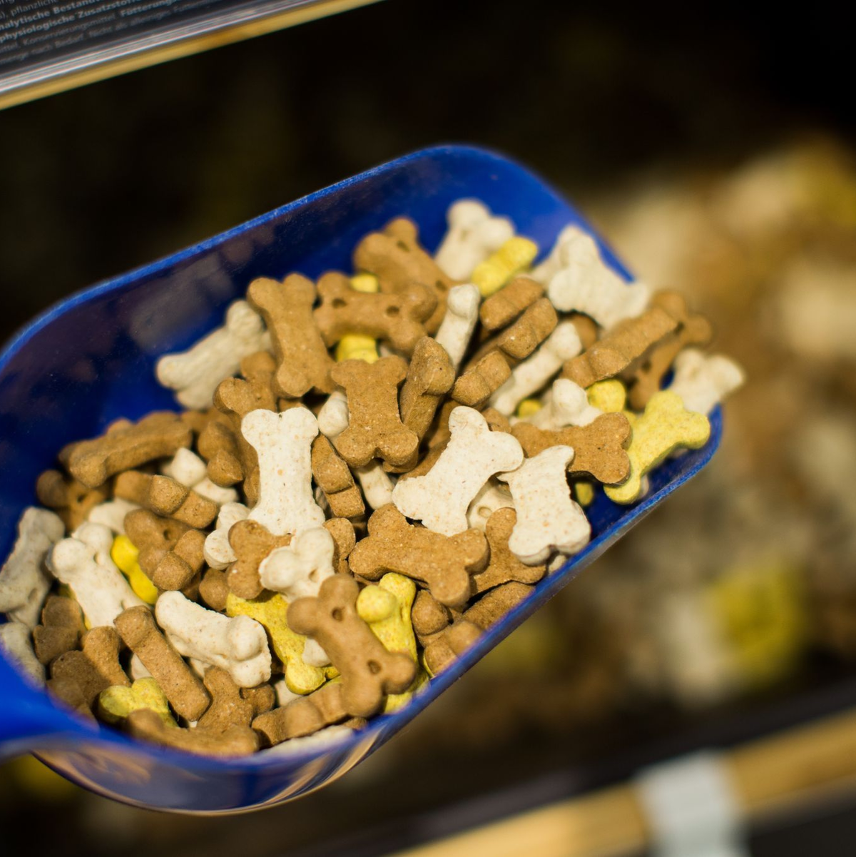 Die Hersteller von Tierfutter waren in den vergangenen Jahren ebenfalls mit steigenden Kosten konfrontiert. - Foto: Rolf Vennenbernd / dpa