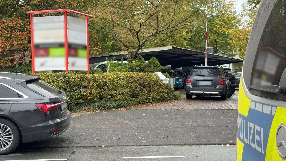 Großeinsatz der Polizei an Berufskolleg: Eine Schülerin wurde mit einem Messer angegriffen - Bild: Christian Müller/dpa