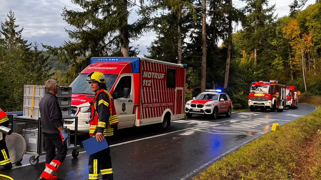 FW Heimbach: Verkehrsunfall auf der L218 bei Heimbach - LKW-Tank muss durch Feuerwehr abgepumpt werden - Bild: presseportal.de