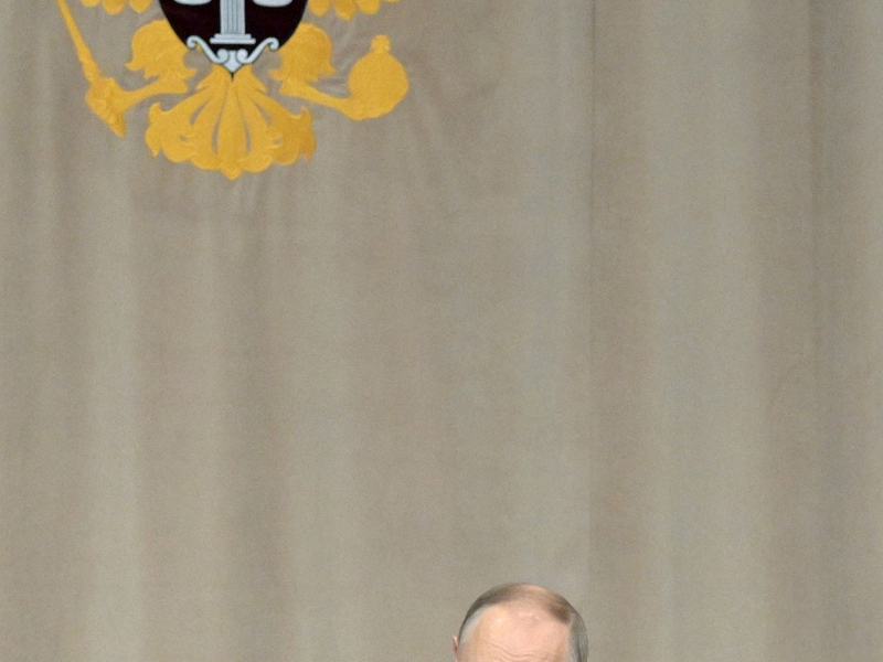 Kremlchef Putin im Obersten Gericht - einer der Richter ist wegen Korruption und Zuhälterei angeklagt. (Archivbild) - Foto: Alexei Nikolsky/Sputnik/Pool Kremlin/AP/dpa