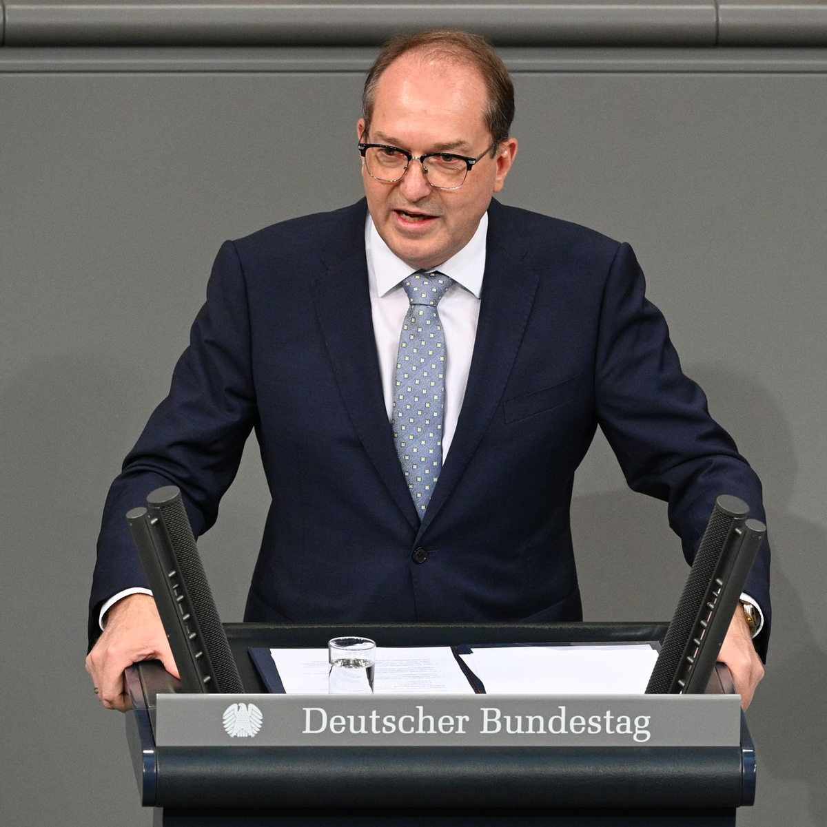 Innenminister Dobrindt warnt vor Anreizen für illegale Migration. - Foto: Niklas Graeber/dpa