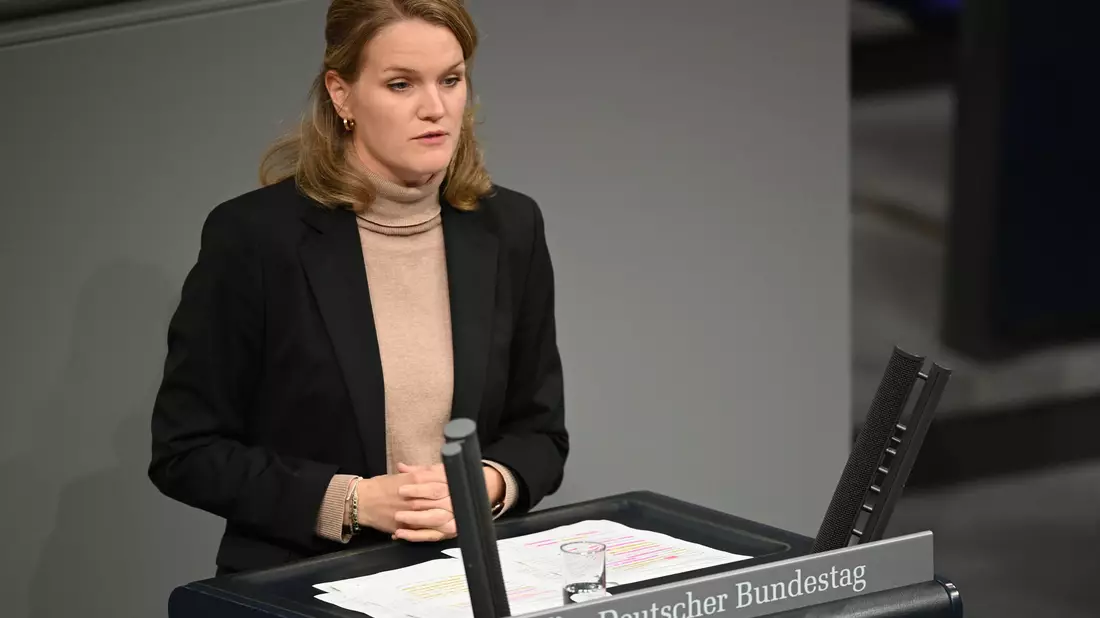 Filiz Polat (Grüne) sieht Unklarheit und erhebliche Probleme in der Praxis, wenn der Gesetzentwurf so wie vom Ausschuss beschlossen, vom Bundestag verabschiedet werden sollte. (Archivfoto) - Bild: Niklas Graeber/dpa