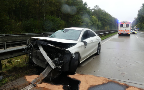 POL-CUX: Update zu Verkehrsunfall auf der BAB27 im Bereich Schwanewede - Vollsperrung aufgehoben - Fahrzeugführer leicht verletzt - Foto: presseportal.de