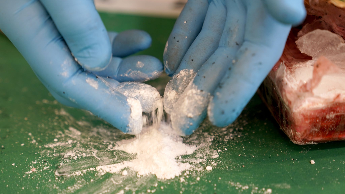 Die spanische Polizei hat in Zusammenarbeit mit ihren Kollegen in Kolumbien bei einem Einsatz gegen eine internationale Bande zehn Tonnen Kokain beschlagnahmt. Fünf Personen wurden festgenommen. (Archiv-Bild) - Foto: Marcus Brandt/dpa