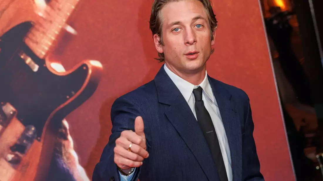Regisseur Scott Cooper (l) und Schauspieler Jeremy Allen White kamen zur Premiere nach Berlin.  - Bild: Andreas Gora/dpa