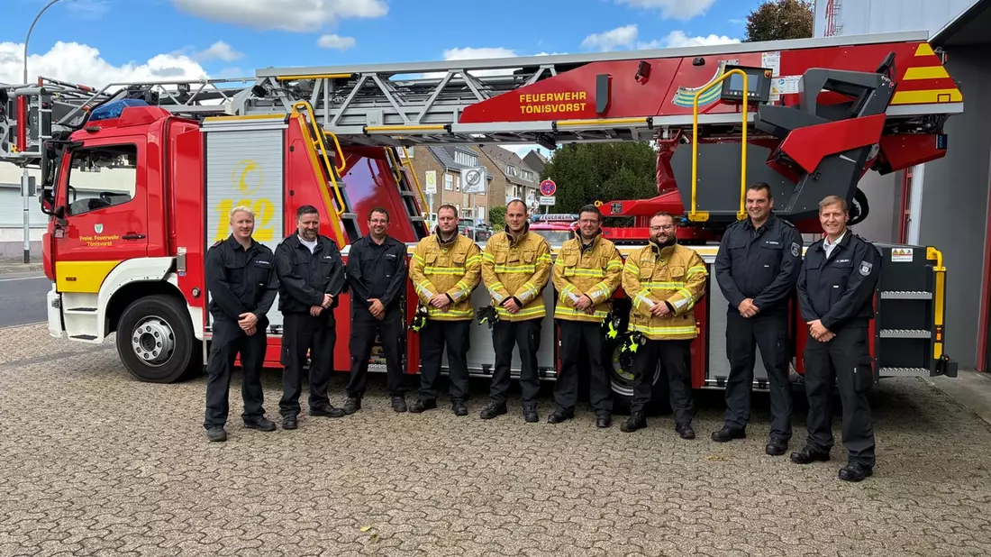 FW Tönisvorst: Vier neue Drehleitermaschinisten für die Feuerwehr Tönisvorst - Bild: presseportal.de