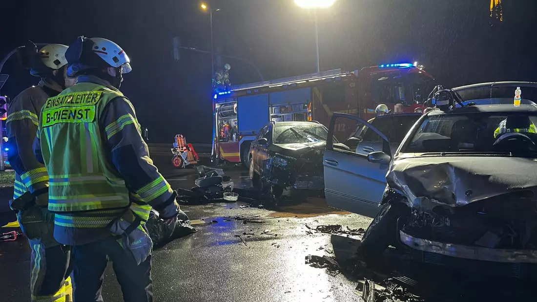FF Bad Salzuflen: Drei Verletzte bei schwerem Verkehrsunfall auf Hauptkreuzung / Rudolph-Brandes-Allee für rund eine Stunde am Mittwochabend gesperrt - Bild: presseportal.de