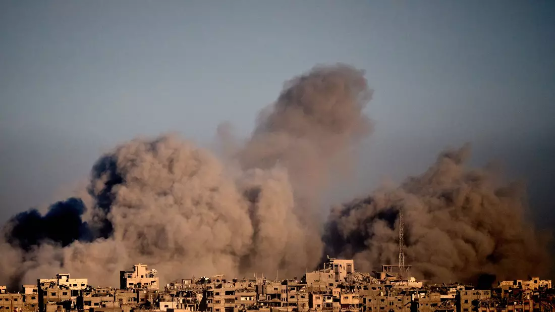 Nach zwei Jahren Krieg sind große Teile des Gazastreifens zerstört.  - Bild: Emilio Morenatti/AP/dpa