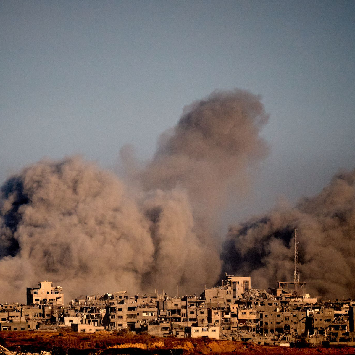 Nach zwei Jahren Krieg sind große Teile des Gazastreifens zerstört.  - Foto: Emilio Morenatti/AP/dpa