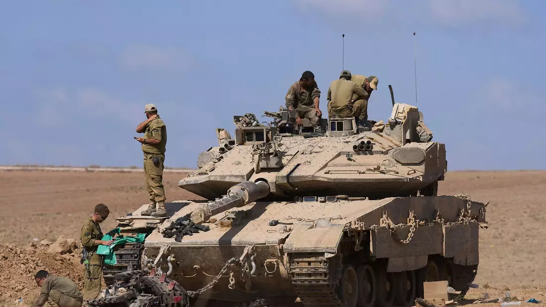 Die israelischen Streitkräfte sollen sich hinter eine vereinbarte Linie zurückziehen.  - Bild: Ariel Schalit/AP/dpa
