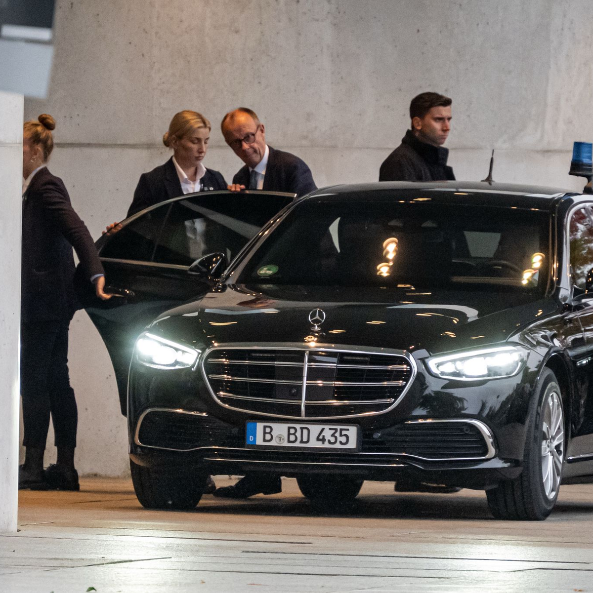Spitzentrio der Union: Jens Spahn (CDU), Carsten Linnemann (CDU) und Alexander Hoffmann (CSU) schlendern zum Koalitionsausschuss. - Foto: Fabian Sommer/dpa