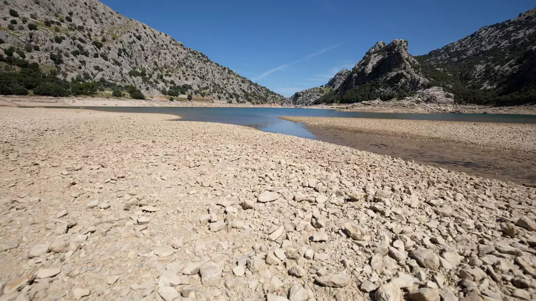 Das Wasserreservoir Gorg Blau im Tramuntana-Gebirge, das Palma auf Mallorca versorgt, war im September recht leer. (Archivbild) - Bild: Clara Margais/dpa