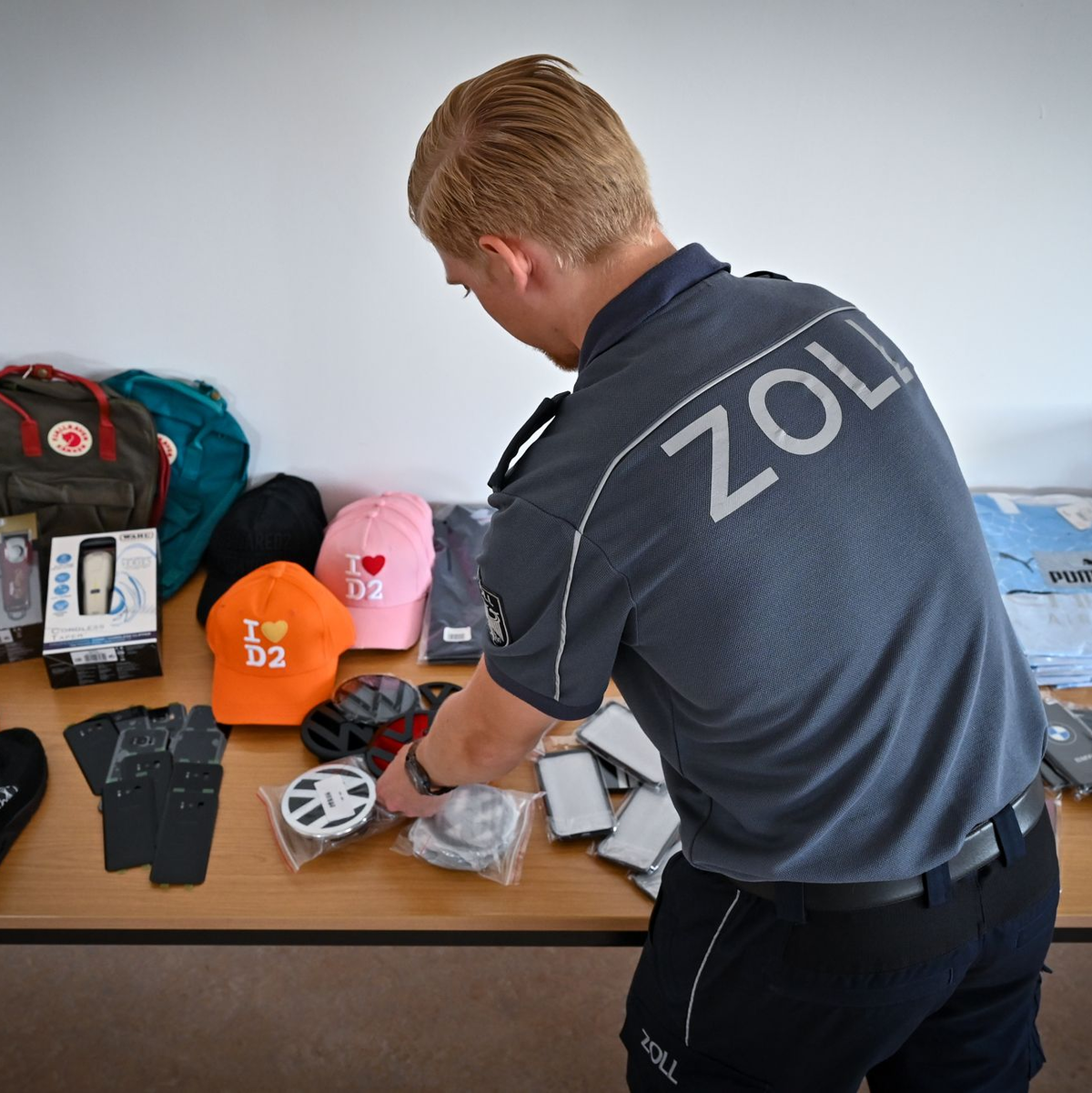 Eine Fälschung imitiert einen Markenartikel - wie in diesem Fall Nike-Schuhe. - Foto: Hendrik Schmidt/dpa-Zentralbild/dpa