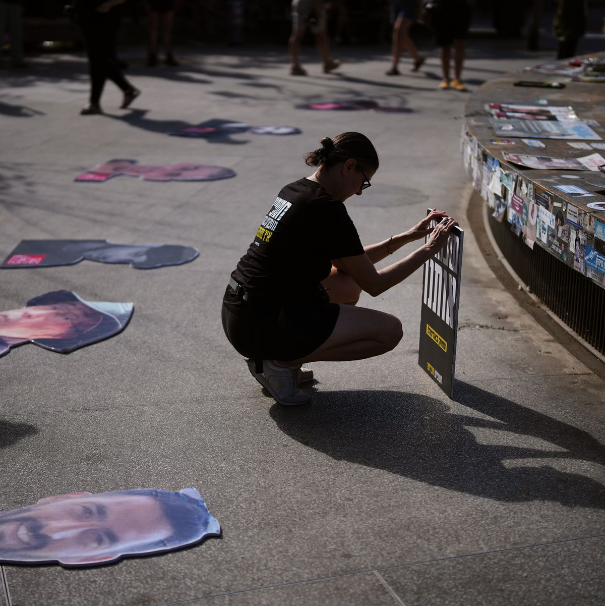 Die Familien der Geiseln haben die Nachricht von der Einigung auf die erste Phase des US-Friedensplans mit einer «Mischung aus Aufregung, Vorfreude und Besorgnis» aufgenommen. - Foto: Emilio Morenatti/AP/dpa
