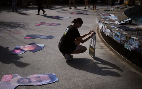 Die Familien der Geiseln haben die Nachricht von der Einigung auf die erste Phase des US-Friedensplans mit einer «Mischung aus Aufregung, Vorfreude und Besorgnis» aufgenommen. - Foto: Emilio Morenatti/AP/dpa