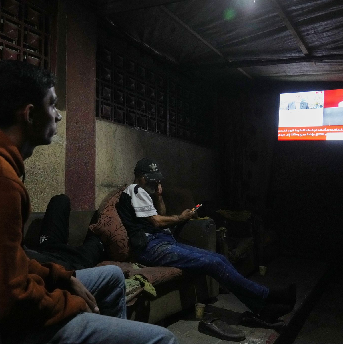 Auch Palästinenser verfolgten die Nachrichten.  - Foto: Abdel Kareem Hana/AP/dpa