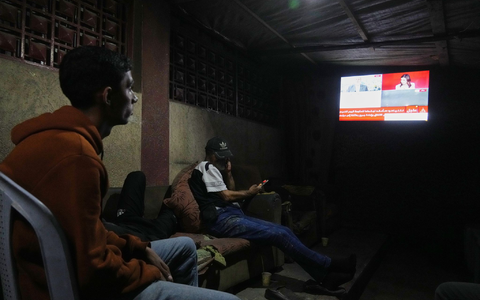 Auch Palästinenser verfolgten die Nachrichten.  - Foto: Abdel Kareem Hana/AP/dpa