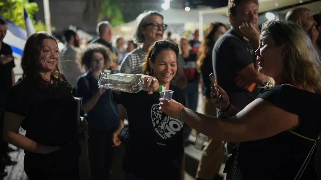 In Tel Aviv wurde bereits gefeiert.  - Bild: Emilio Morenatti/AP/dpa