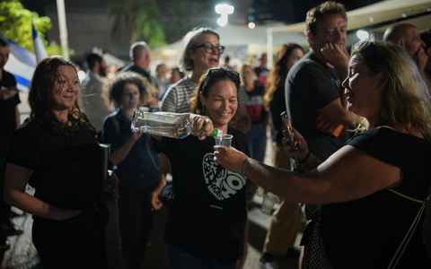In Tel Aviv wurde bereits gefeiert.  - Foto: Emilio Morenatti/AP/dpa