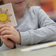 Seelisch gesunde Kinder können auch ihren Alltag in Schule und Freizeit gut bewältigen (Archivbild)  - Foto: Sebastian Gollnow/dpa