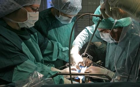 In Deutschland warten über 8.000 Menschen auf eine Organspende, vielfach schon seit Jahren. - Foto: Jan-Peter Kasper/dpa-Zentralbild/dpa