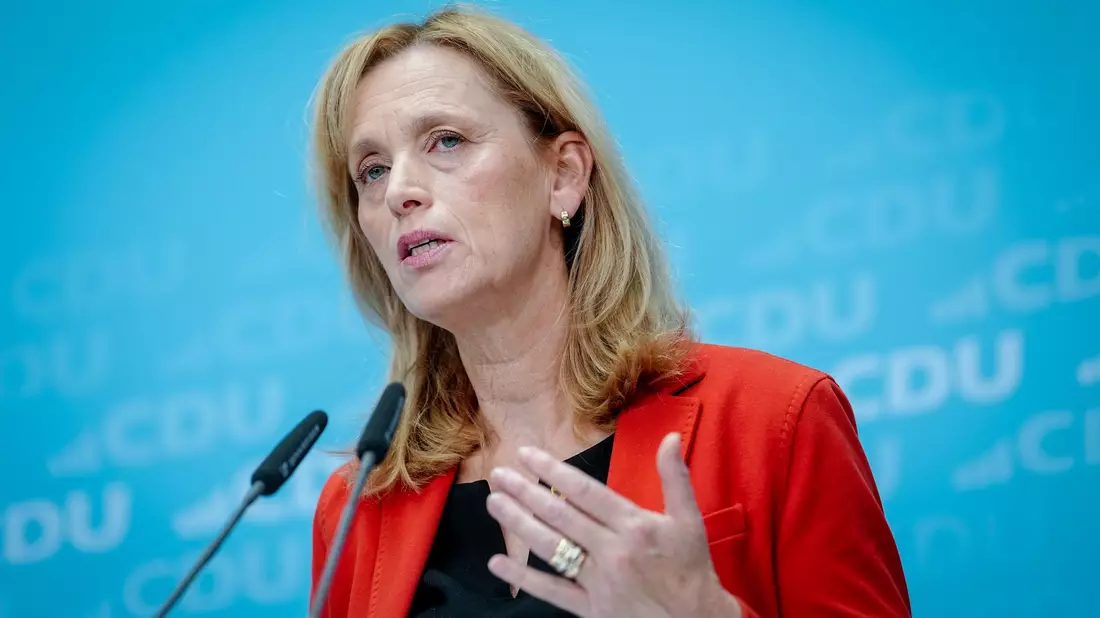 Bildungsministerin Prien berichtet von Überlegungen unter Juden, ob sie sich vorsorglich ein Finanzpolster im Ausland anlegen sollen.  - Bild: Kay Nietfeld/dpa