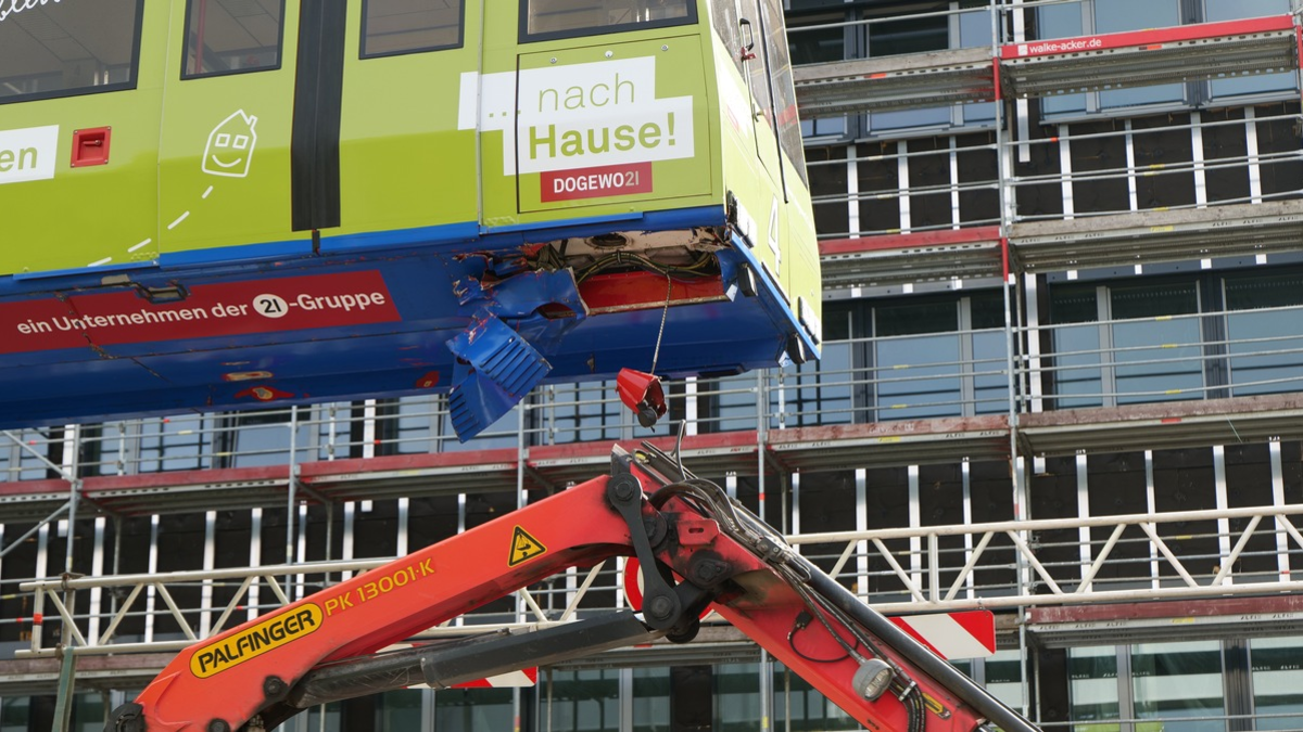 FW-DO: Ergänzung: FW-DO: Unfall zwischen H-Bahn und Autokran am Campus Nord - Bilddokumentation - Foto: presseportal.de