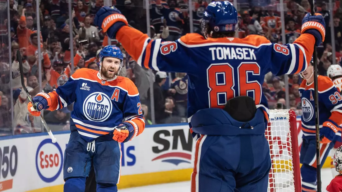 Leon Draisaitl (links) hat das 400. NHL-Tor seiner Karriere erzielt.  - Bild: Jason Franson/The Canadian Press/dpa