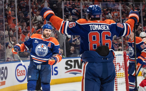 Leon Draisaitl (links) hat das 400. NHL-Tor seiner Karriere erzielt.  - Foto: Jason Franson/The Canadian Press/dpa
