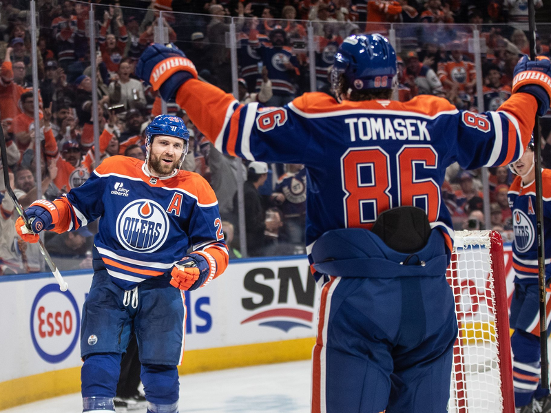 Leon Draisaitl (links) hat das 400. NHL-Tor seiner Karriere erzielt.  - Foto: Jason Franson/The Canadian Press/dpa