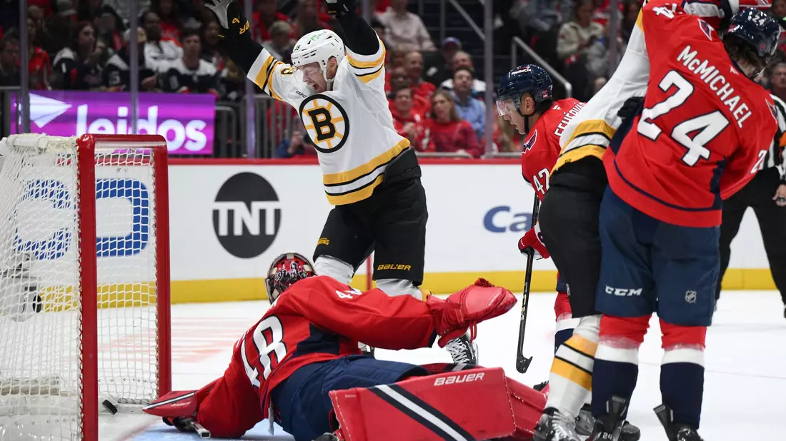 Marco Sturm (M) feierte mit Boston seinen ersten Sieg als NHL-Cheftrainer. - Bild: Nick Wass/FR67404 AP/AP/dpa